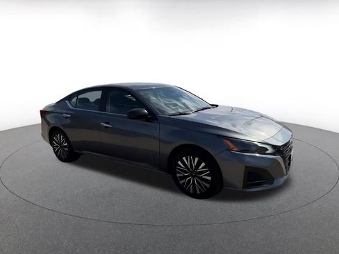 Used 2025 Nissan Altima 2.5 SV FWD image 2