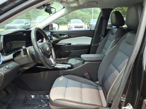 Used 2025 Chevrolet Trax LT w/ LT Convenience Package FWD image 12