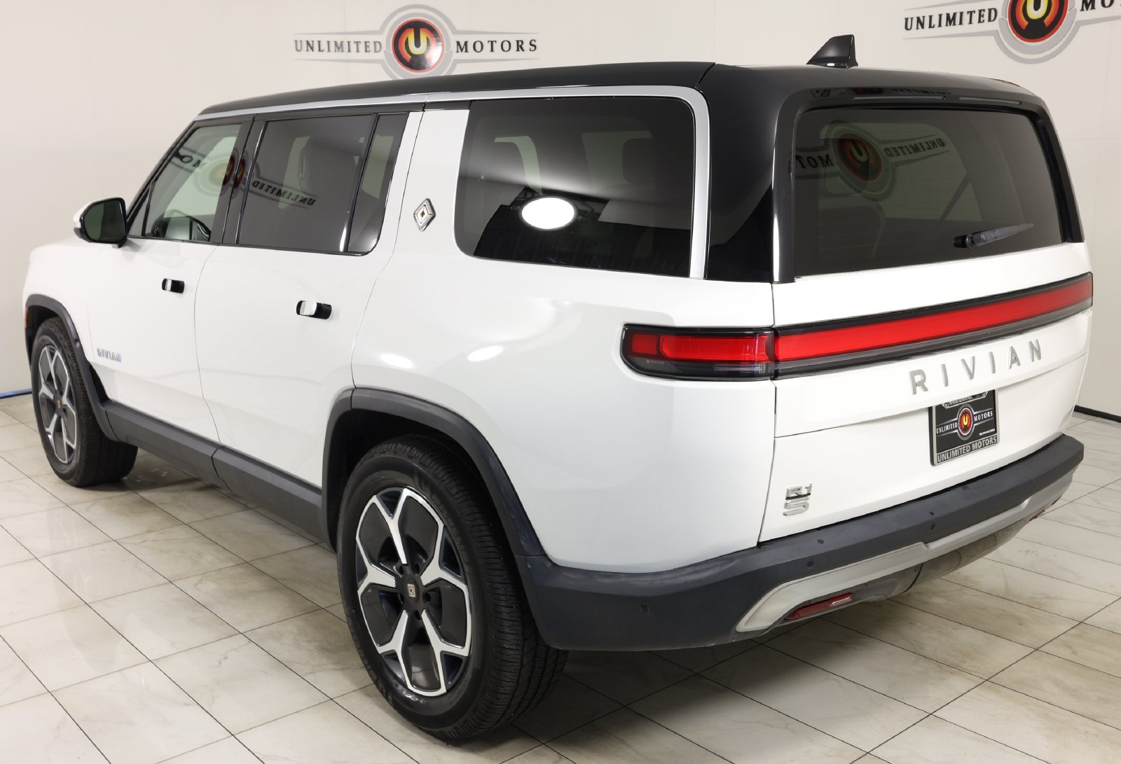 Used 2023 Rivian R1S Adventure Dual AWD/4WD image 4