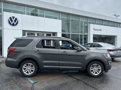 Used 2017 Ford Explorer XLT w/ Equipment Group 201A FWD image 4