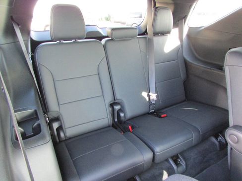 Used 2025 Chevrolet Traverse LT image 25