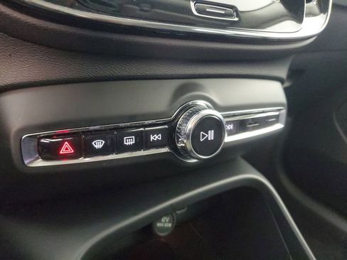 Certified 2025 Volvo XC40 B5 Core image 30