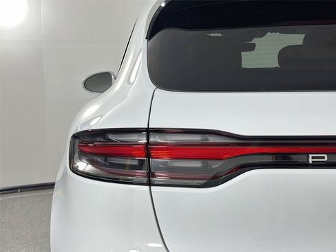 Certified 2026 Porsche Macan AWD/4WD image 16
