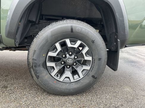 Used 2021 Toyota Tacoma TRD Off-Road w/ Technology Package AWD/4WD image 10