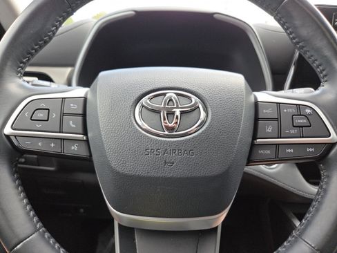 Used 2022 Toyota Highlander XLE AWD/4WD image 36