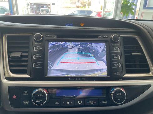 Used 2019 Toyota Highlander XLE AWD/4WD image 14