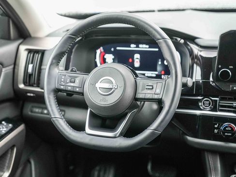 Used 2024 Nissan Pathfinder Platinum image 14