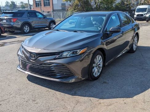 Used 2018 Toyota Camry LE image 3