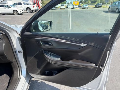 Used 2019 Chevrolet Impala LT FWD image 30