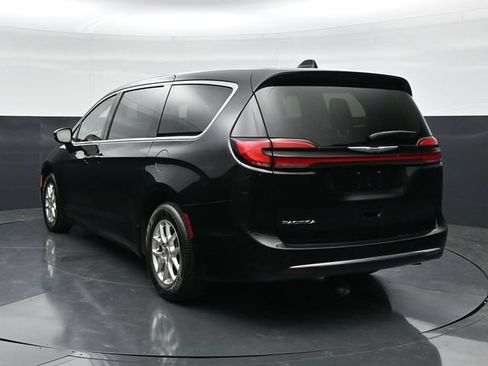 Used 2024 Chrysler Pacifica Touring-L FWD image 8