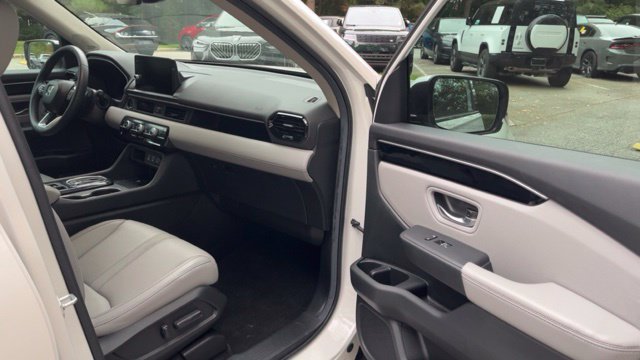 Used 2025 Honda Pilot Touring image 10
