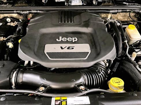 Used 2015 Jeep Wrangler Unlimited Sahara w/ Connectivity Group image 28