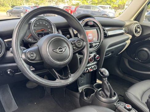 Used 2019 MINI Cooper 4-Door Hardtop w/ Signature Upholstery Package image 11