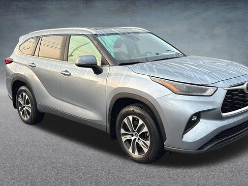 Used 2023 Toyota Highlander XLE AWD/4WD image 2