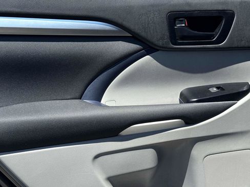 Used 2019 Toyota Highlander LE image 12