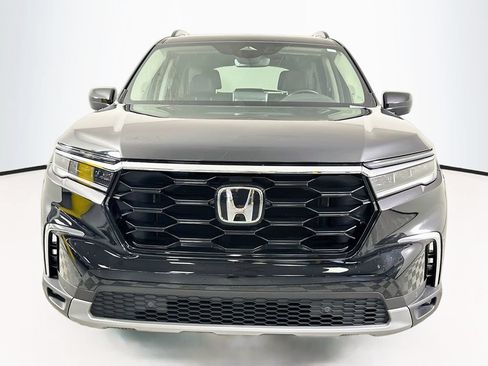 Certified 2025 Honda Pilot Touring image 5
