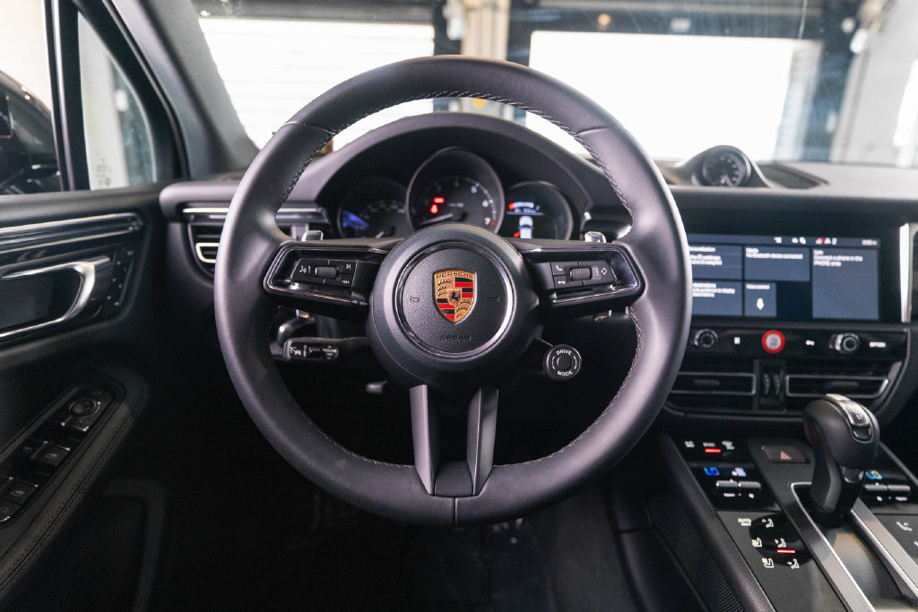 Certified 2026 Porsche Macan AWD/4WD image 31