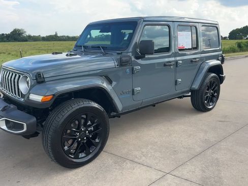 Used 2025 Jeep Wrangler Unlimited Sahara w/ Safety Group AWD/4WD image 5