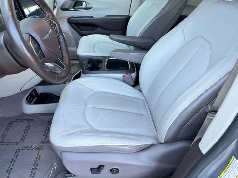 Used 2017 Chrysler Pacifica Touring-L Plus w/ Advanced Safetytec Group FWD image 5