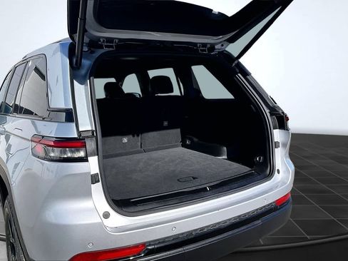 Used 2024 Jeep Grand Cherokee Altitude image 19