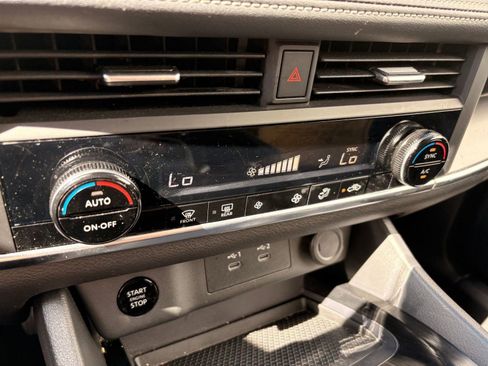 Certified 2023 Volvo XC40 B5 Plus w/ Protection Package Premier image 30