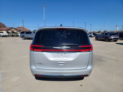 Used 2024 Chrysler Pacifica Touring-L image 6