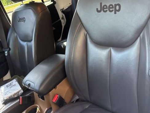 Used 2015 Jeep Wrangler Unlimited Sahara w/ Connectivity Group image 15