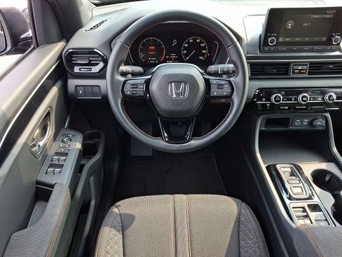 Used 2025 Honda Pilot Sport image 12