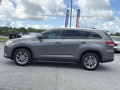 Used 2019 Toyota Highlander XLE FWD image 2
