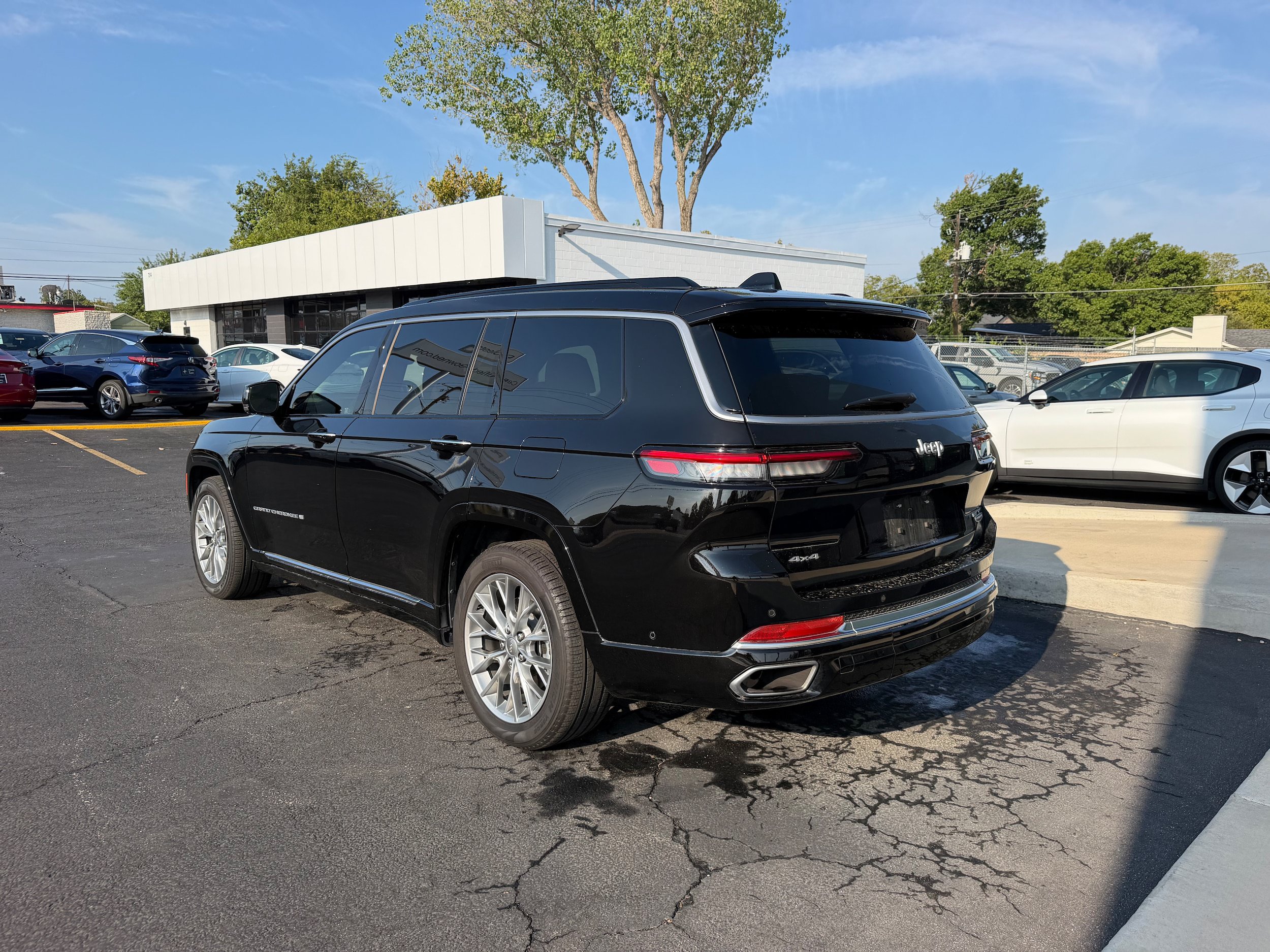 Used 2025 Jeep Grand Cherokee L Summit w/ Luxury Tech Group V AWD/4WD image 4