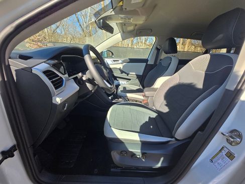New 2026 Volkswagen Taos SE image 15