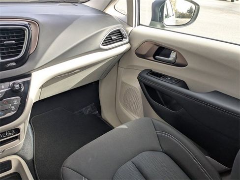 Certified 2024 Chrysler Voyager LX image 16