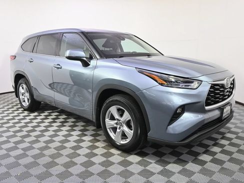 Used 2021 Toyota Highlander LE AWD/4WD image 8