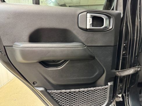 Used 2021 Jeep Wrangler Unlimited Sahara AWD/4WD image 15
