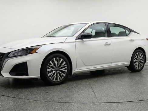 Used 2025 Nissan Altima 2.5 SV image 3