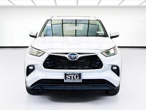 Used 2022 Toyota Highlander XLE AWD/4WD image 2