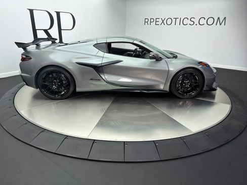 Used 2024 Chevrolet Corvette Z06 w/ Z07 Performance Package RWD image 18