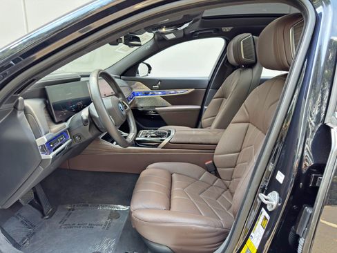 Used 2023 BMW i7 xDrive60 w/ Executive Package 2 AWD/4WD image 17