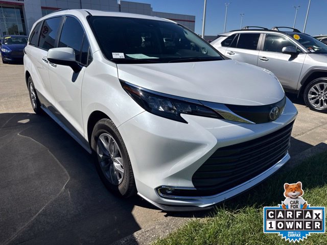 Used 2024 Toyota Sienna XLE FWD image 13