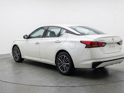 Used 2025 Nissan Altima 2.5 SV FWD image 6