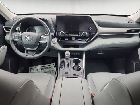 Used 2023 Toyota Highlander XLE AWD/4WD image 10
