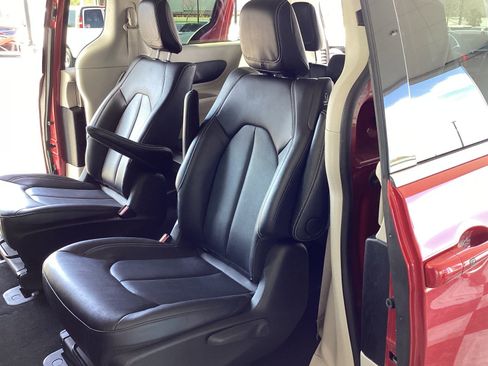 Used 2024 Chrysler Pacifica Select image 13