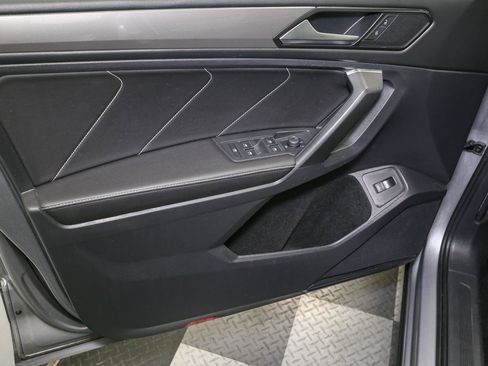 Used 2022 Volkswagen Tiguan SE image 41
