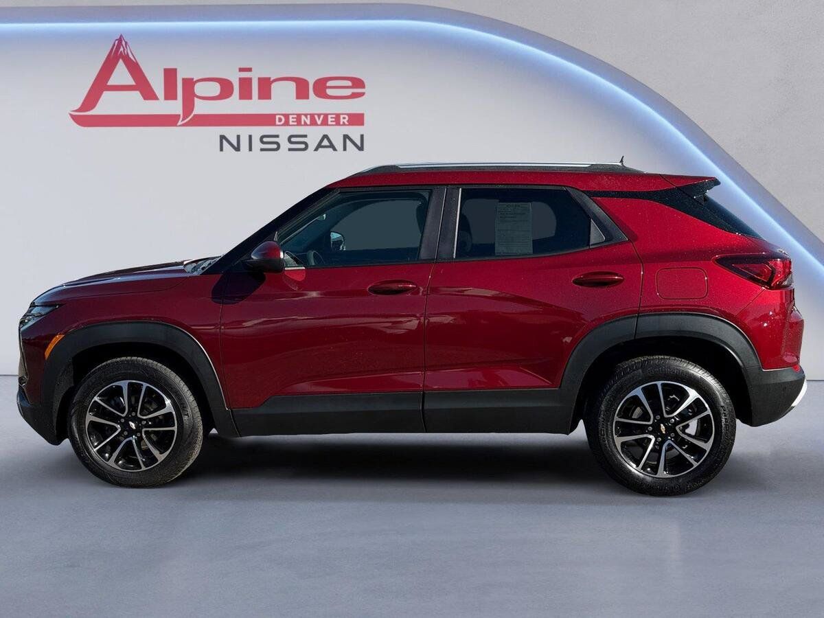 Used 2025 Chevrolet TrailBlazer LT AWD/4WD image 2