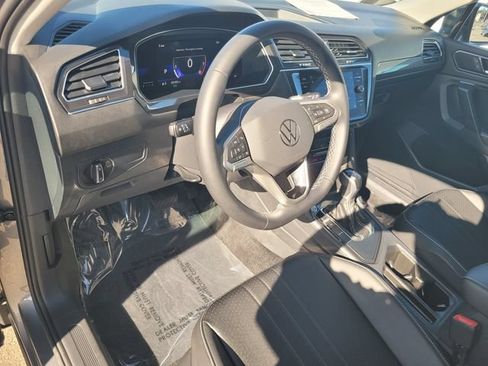 Used 2023 Volkswagen Tiguan SE FWD image 12