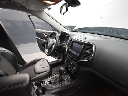 Used 2019 Jeep Cherokee Latitude Plus w/ Cold Weather Group image 18