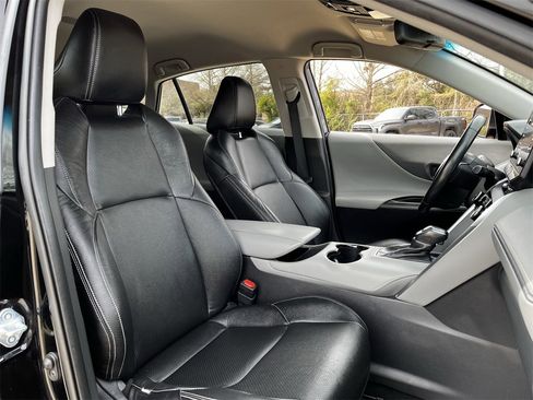 Used 2021 Toyota Venza LE image 24