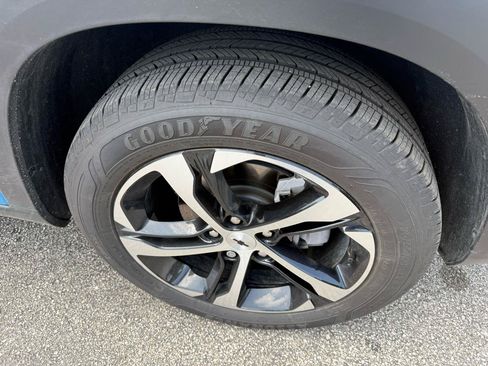 Used 2025 Chevrolet Trax RS FWD image 9