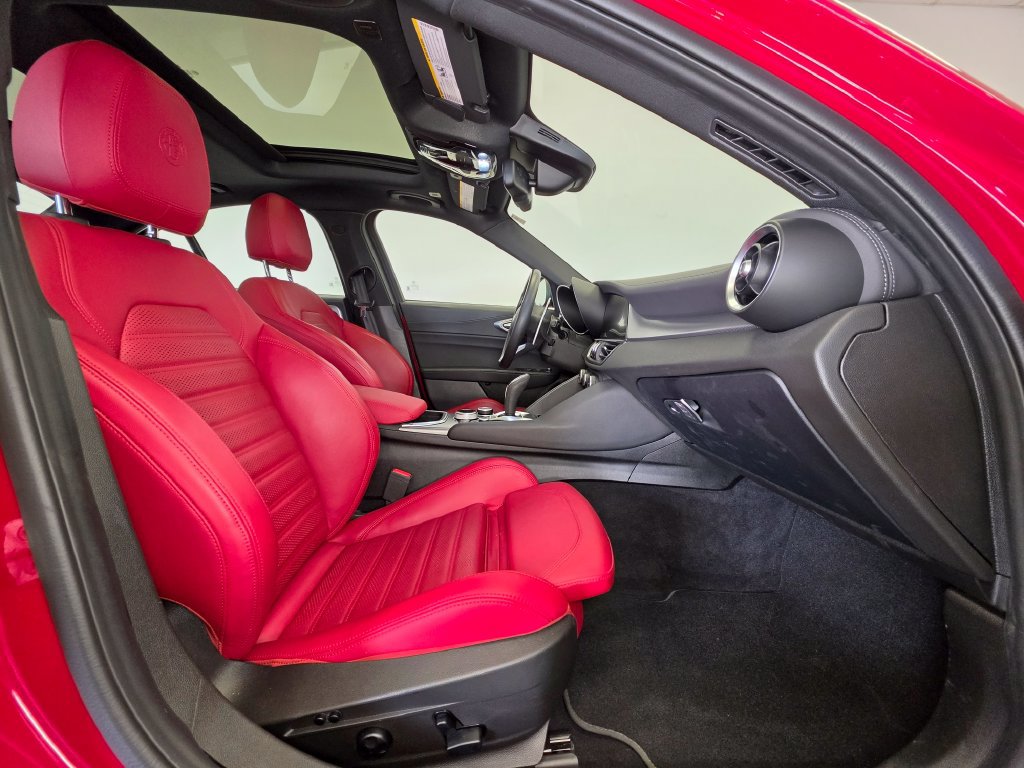 Used 2024 Alfa Romeo Giulia Veloce AWD/4WD image 9