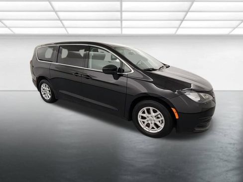 Used 2023 Chrysler Voyager LX FWD image 9